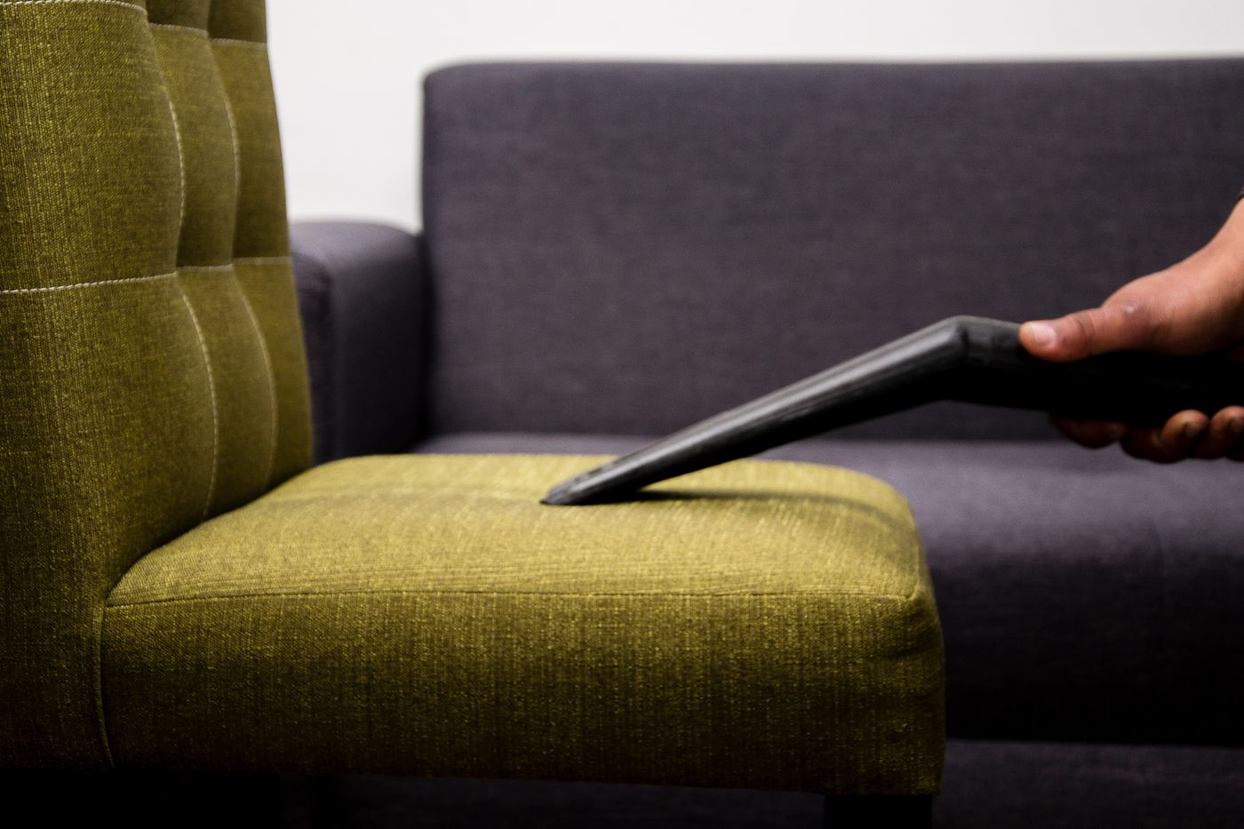 Limpieza con aspiración del asiento y las juntas de una butaca tapizada